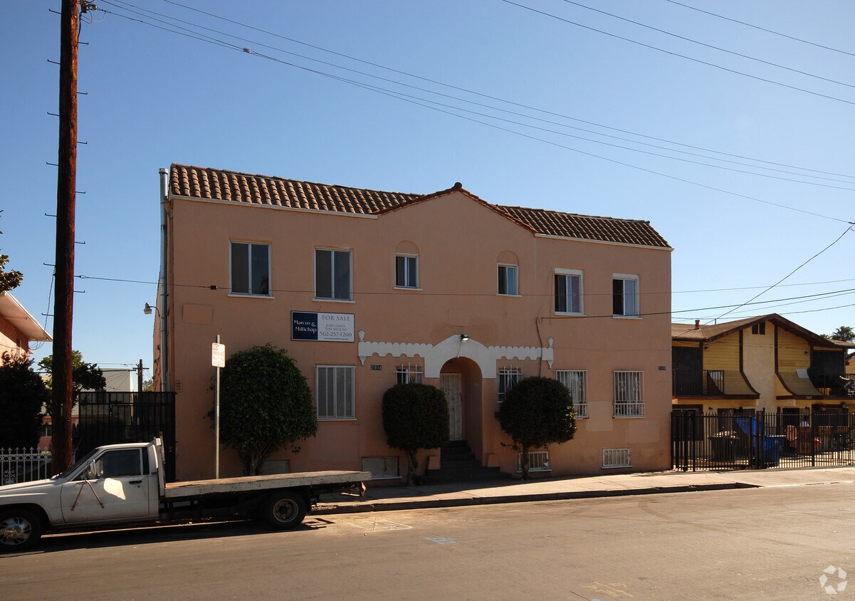 Foto del edificio - 2404-2410 S Budlong Ave