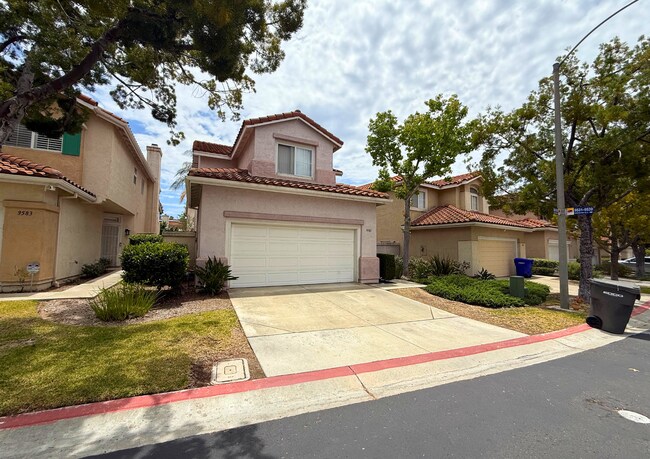 Foto del edificio - Updated Home with Modern Kitchen, Fireplace & Private Backyard