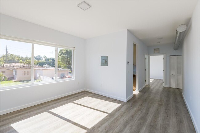 Building Photo - 1818 SW 22nd Ave