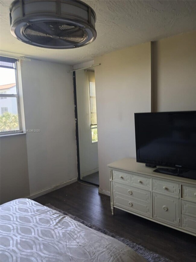 Foto del edificio - 2821 Somerset Dr