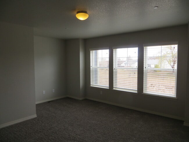 Master bedroom - 3860 Manhattan Avenue