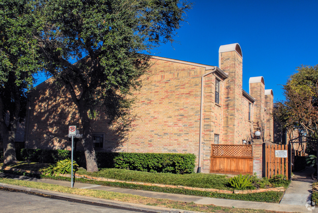 Foto principal - Westchase Forest Townhomes