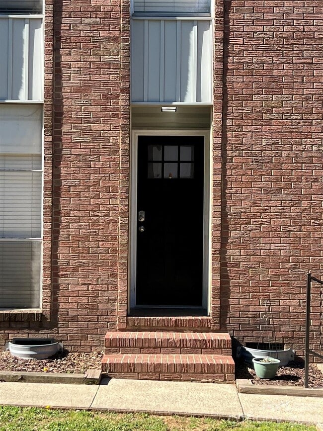 Building Photo - 407 S Chester St