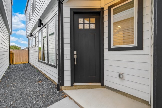 Building Photo - 910 W 21st St