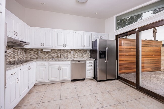 Building Photo - Upgraded Newport Beach Townhouse in Park Lido!