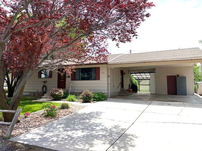 Building Photo - Beautiful Upgraded house in Santaquin