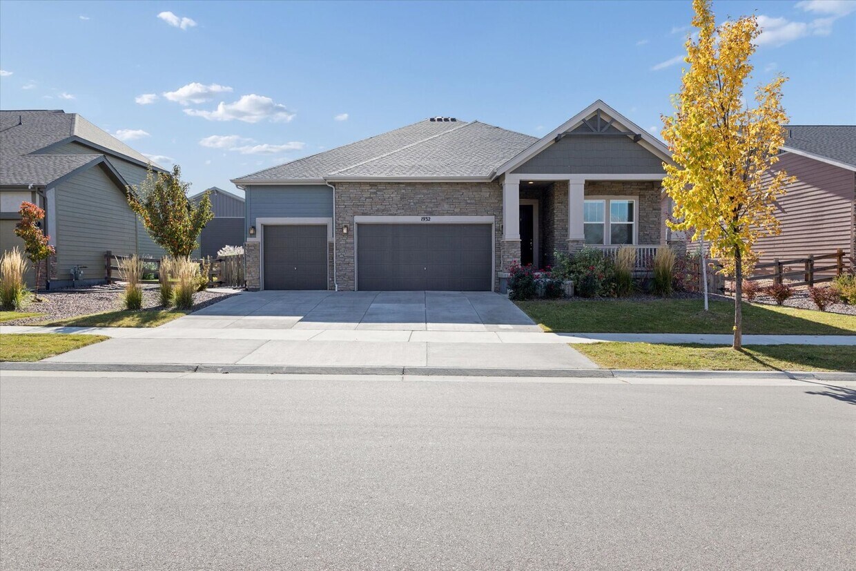 Modern 4-Bed Ranch in Erie with 13-Ft Ceilings, Solar Panels & EV Charger - Modern 4-Bed Ranch in Erie with 13-Ft Ceilings, Solar Panels & EV Charger