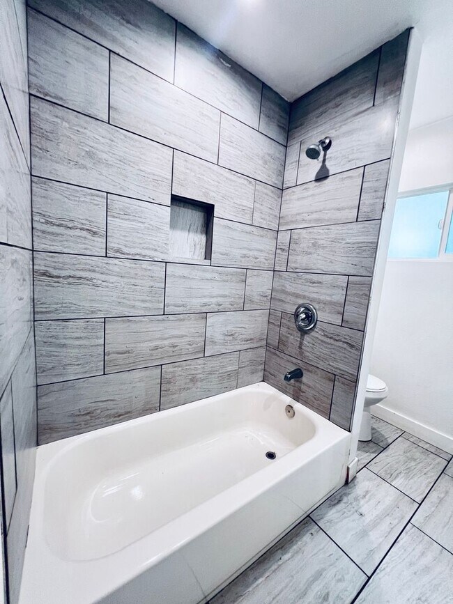 Foto del edificio - 3322 W 66th St