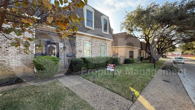 Photo - 3018 Stonehenge Ln House
