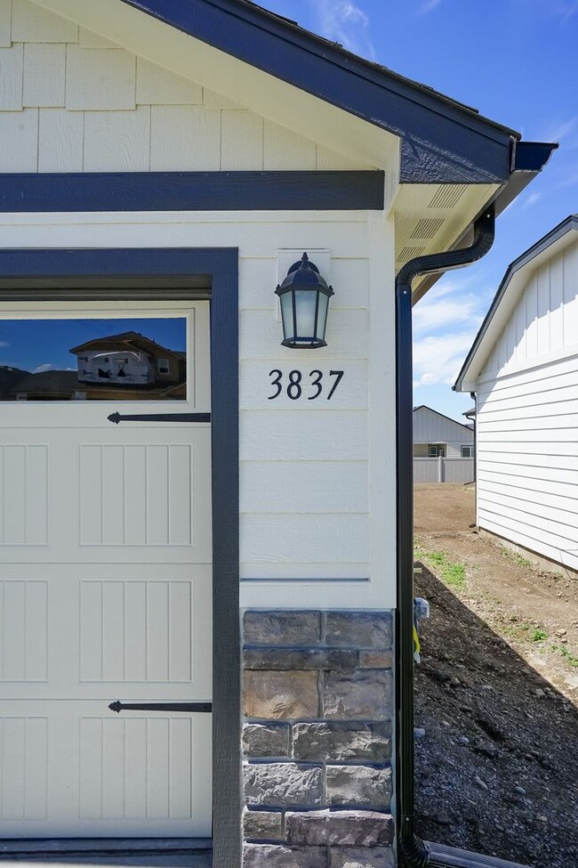 Building Photo - 3 Bedroom, 2 Bath Home  Built in 2022 - Po...