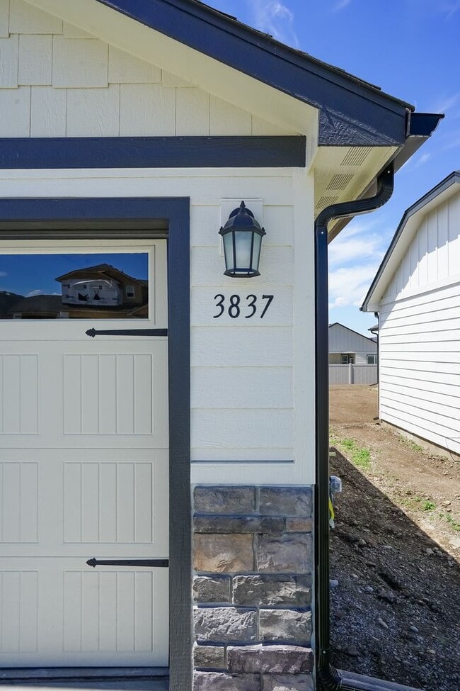 Building Photo - 3 CAR GARAGE