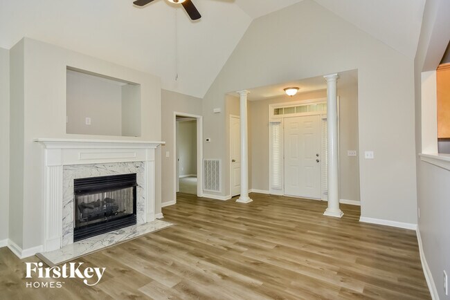 Building Photo - 554 Summit Way