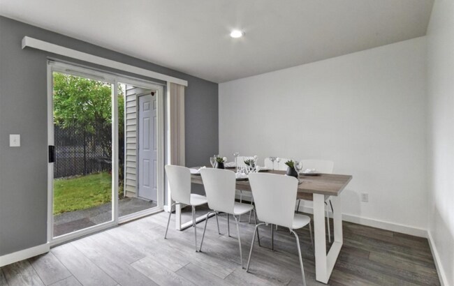 Foto del edificio - 9731 Holly Dr