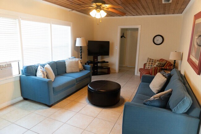 Foto del edificio - Cute 3-Bedroom Steps from the Sand!