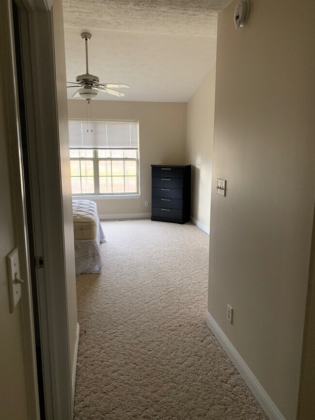 Building Photo - 3 bedroom/3.5 bathroom Home Within Walking...