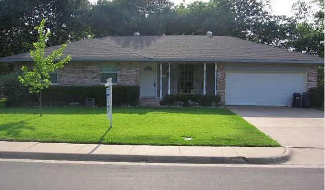 Primary Photo - 517 Rockcreek Dr