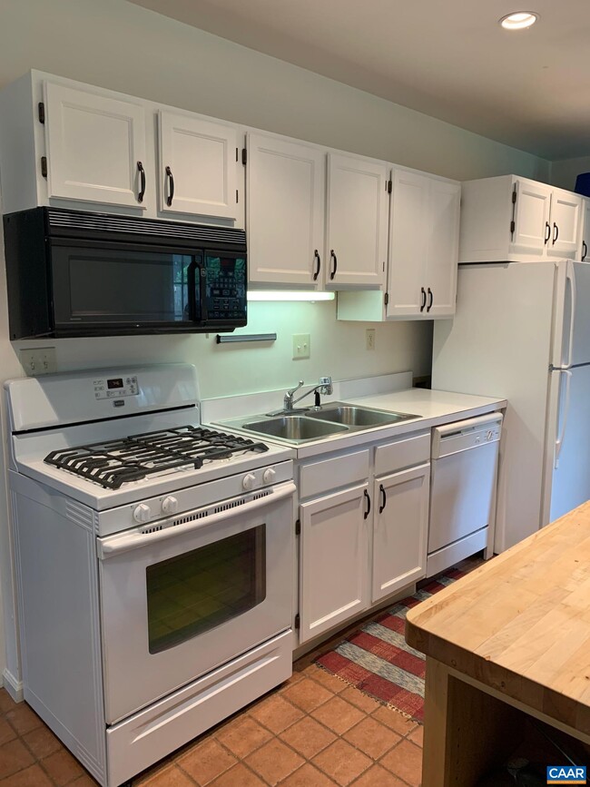 Building Photo - 403 Hedge St