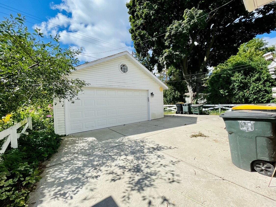 8011 Portland Ave, Wauwatosa, WI 53213 Townhome Rentals in Wauwatosa