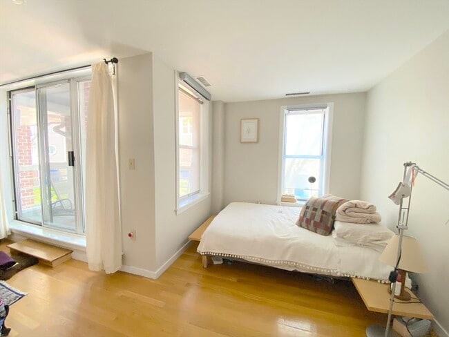 Building Photo - 20 Chestnut St