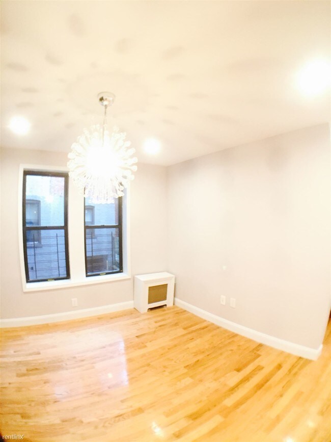 Building Photo - 340 Maple St