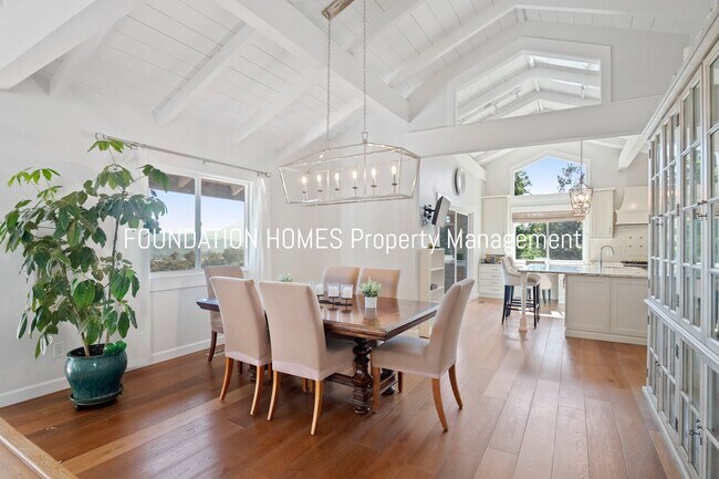 Foto del edificio - Upper Country Club Estate with Sweeping Vi...