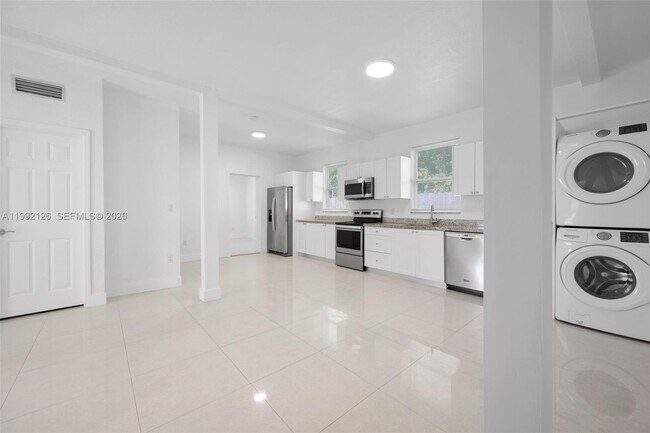 Foto del edificio - 9312 NW 3rd Ave
