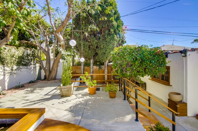 Building Photo - 1338 S Sierra Bonita Ave