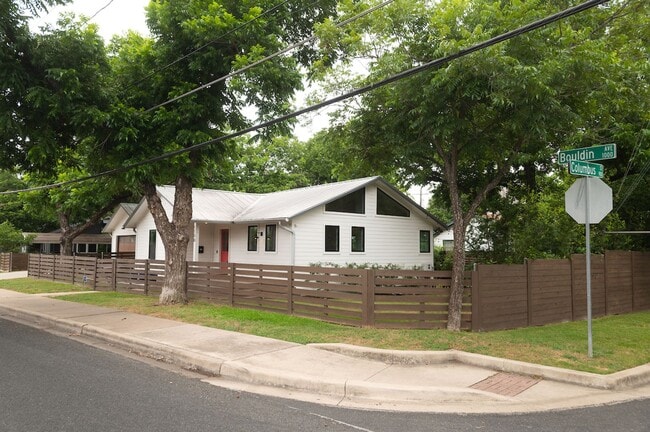 Foto del edificio - Amazing Bouldin Creek Remodeled Bungalow!