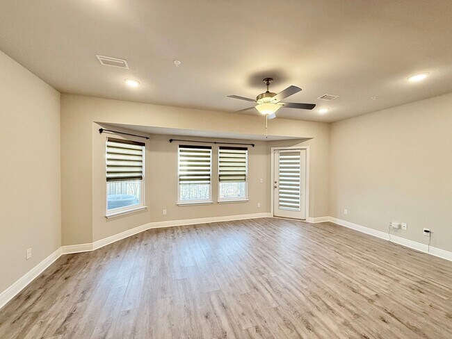Foto del edificio - 3-Bedroom Townhome - Prime Pensacola Location