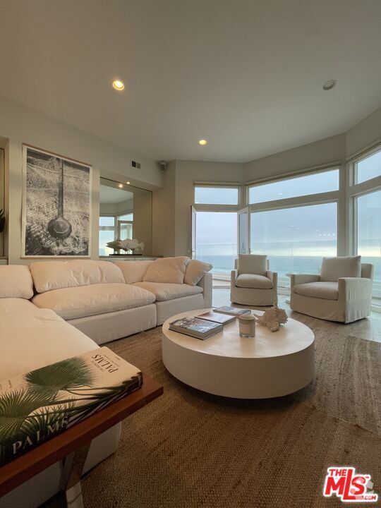 North Manhattan Beach Apartments for Rent with a Living Room