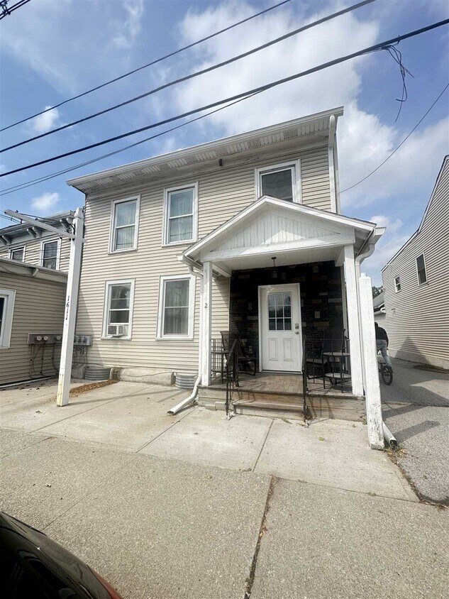 Primary Photo - 1611 Main St