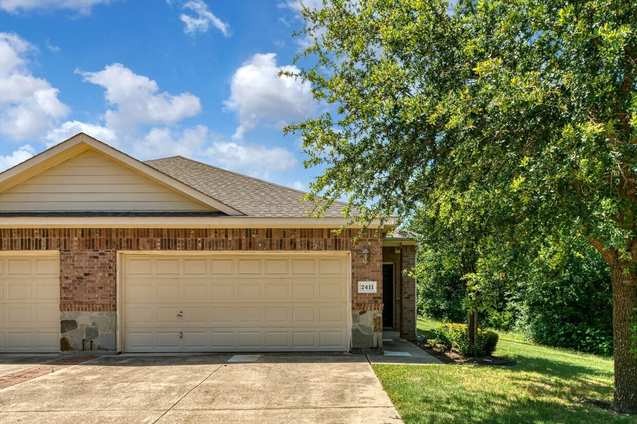 Primary Photo - AVAILABLE NOW! NICE 3 BEDROOM TOWNHOME LOC...
