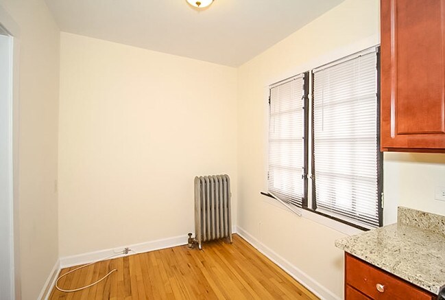 Building Photo - 2108 W Ainslie St