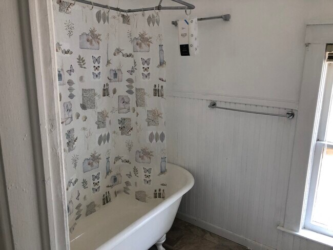 Bathroom - 1601 10th Ave