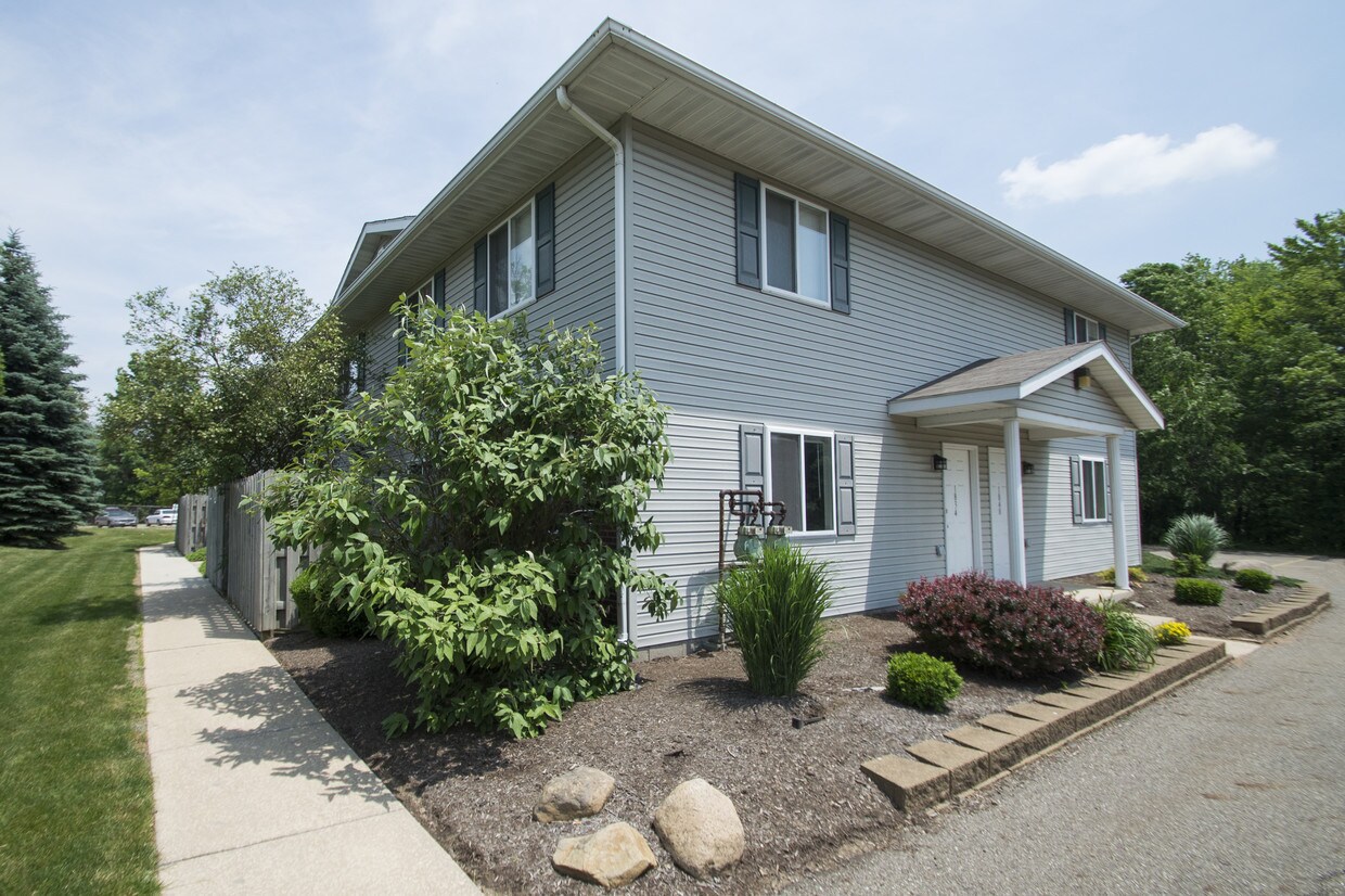 Grandeur Apartments Rentals in Massillon at 2100 Tennyson Ave NE