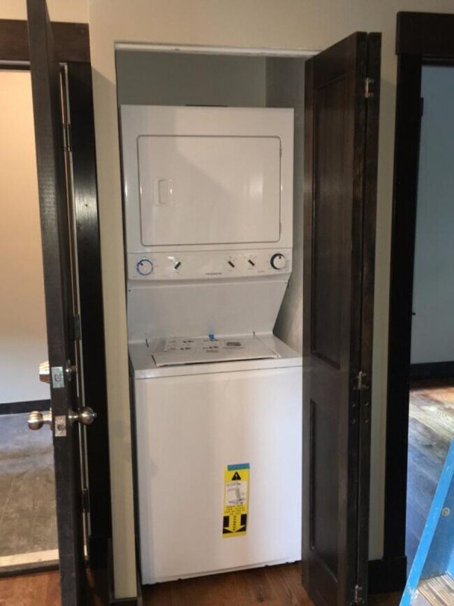 Building Photo - 4 bed in JP