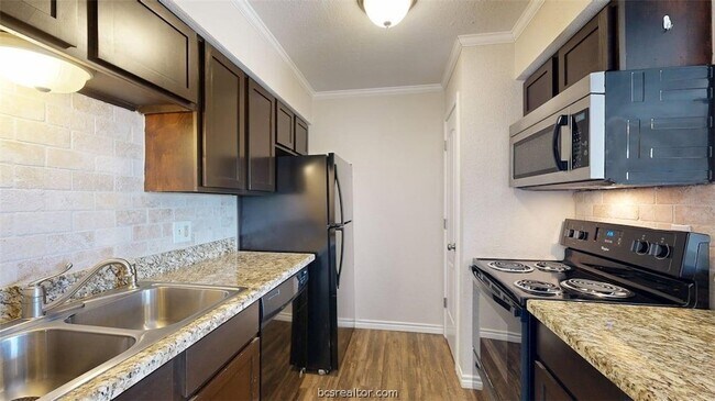 Foto del edificio - 904 University Oaks Blvd