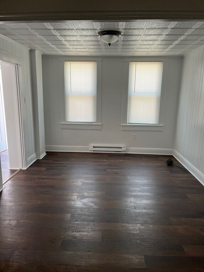 Building Photo - Spacious 3Bed/1 Bath Townhouse