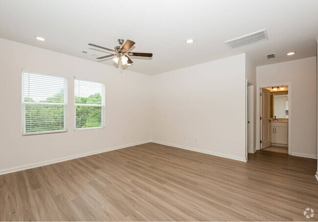 Building Photo - 2400 Summer Lee Dr