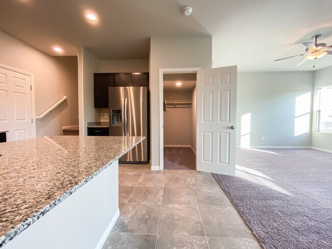 Building Photo - GATED 3 BED 2 BATH 2 CAR GARAGE SINGLE FAM...