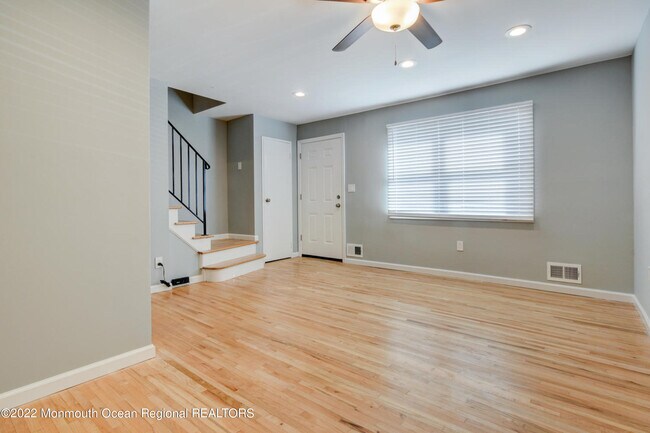 Building Photo - 115 Village Green Way