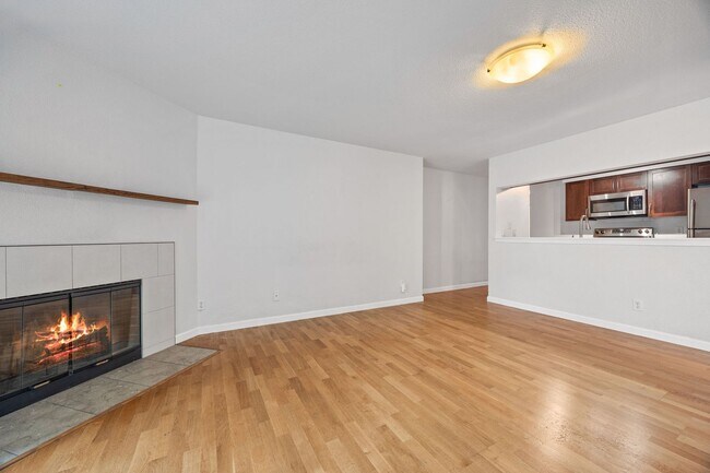 Foto del edificio - Location, Location!! 2-bedroom Condo in Ma...