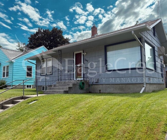 Building Photo - Three Bedroom, Two Bathroom House with Fenced Yard and Outdoor Fireplace