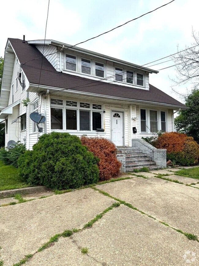Building Photo - 220 W Plum St