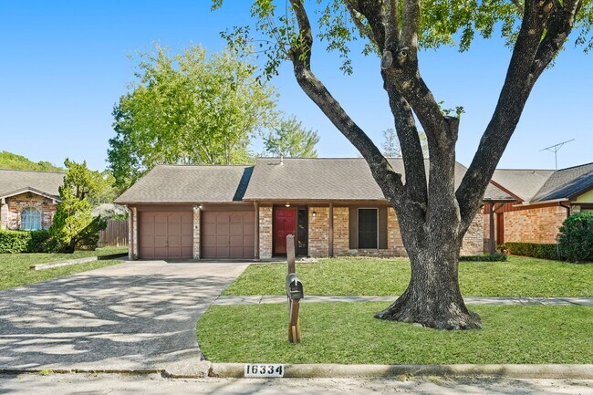 Foto del edificio - 16334 Hollow Wood Dr