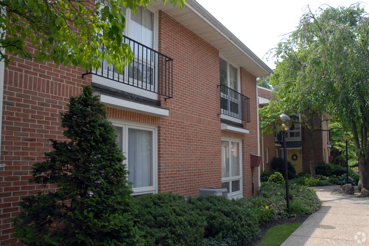 Building Photo - East Market Street Townhouses