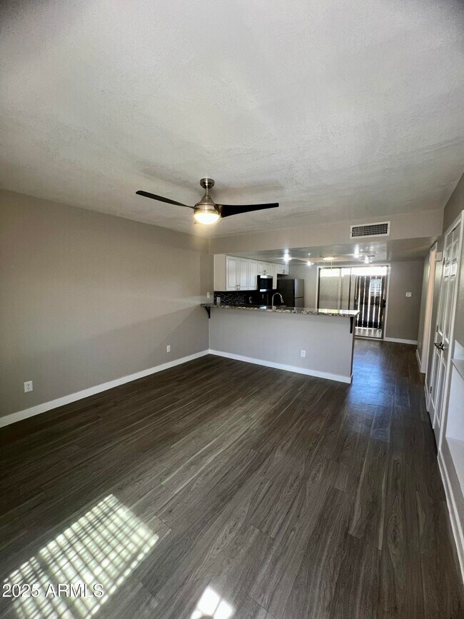 Foto del edificio - 2424 E Tracy Ln
