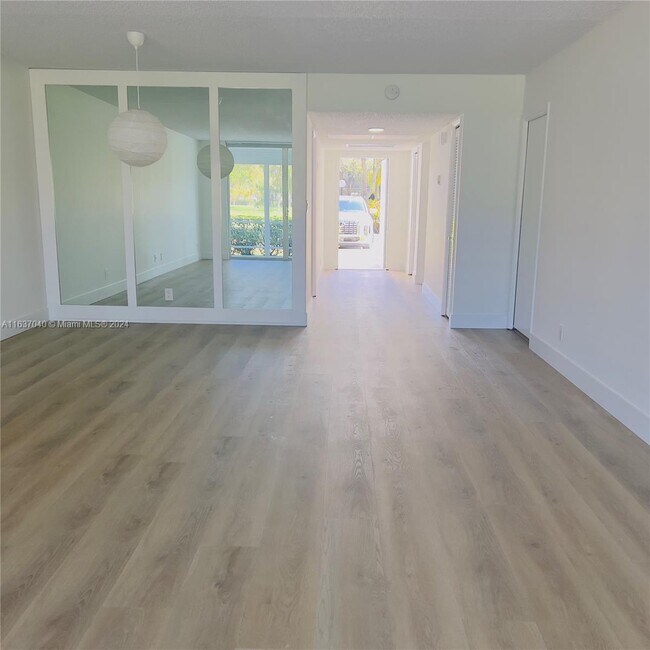 Building Photo - 4009 N Cypress Dr