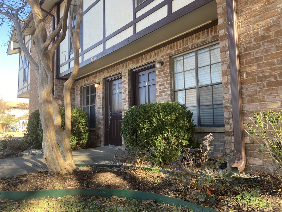 Front door - 2701 Wimbledon Ct
