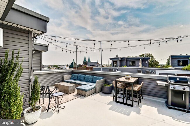 Building Photo - 1649 E Eyre St